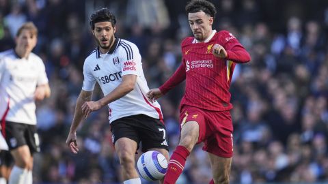 Raúl Jiménez en un partido contra el Liverpool.