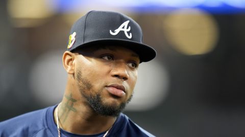 ARCHIVO - El venezolano Ronald Acuña Jr., de los Bravos de Atlanta, observa desde la cueva el juego del 17 de agosto de 2024, ante los Angelinos de Los Ángeles (AP Foto/Ryan Sun, archivo)