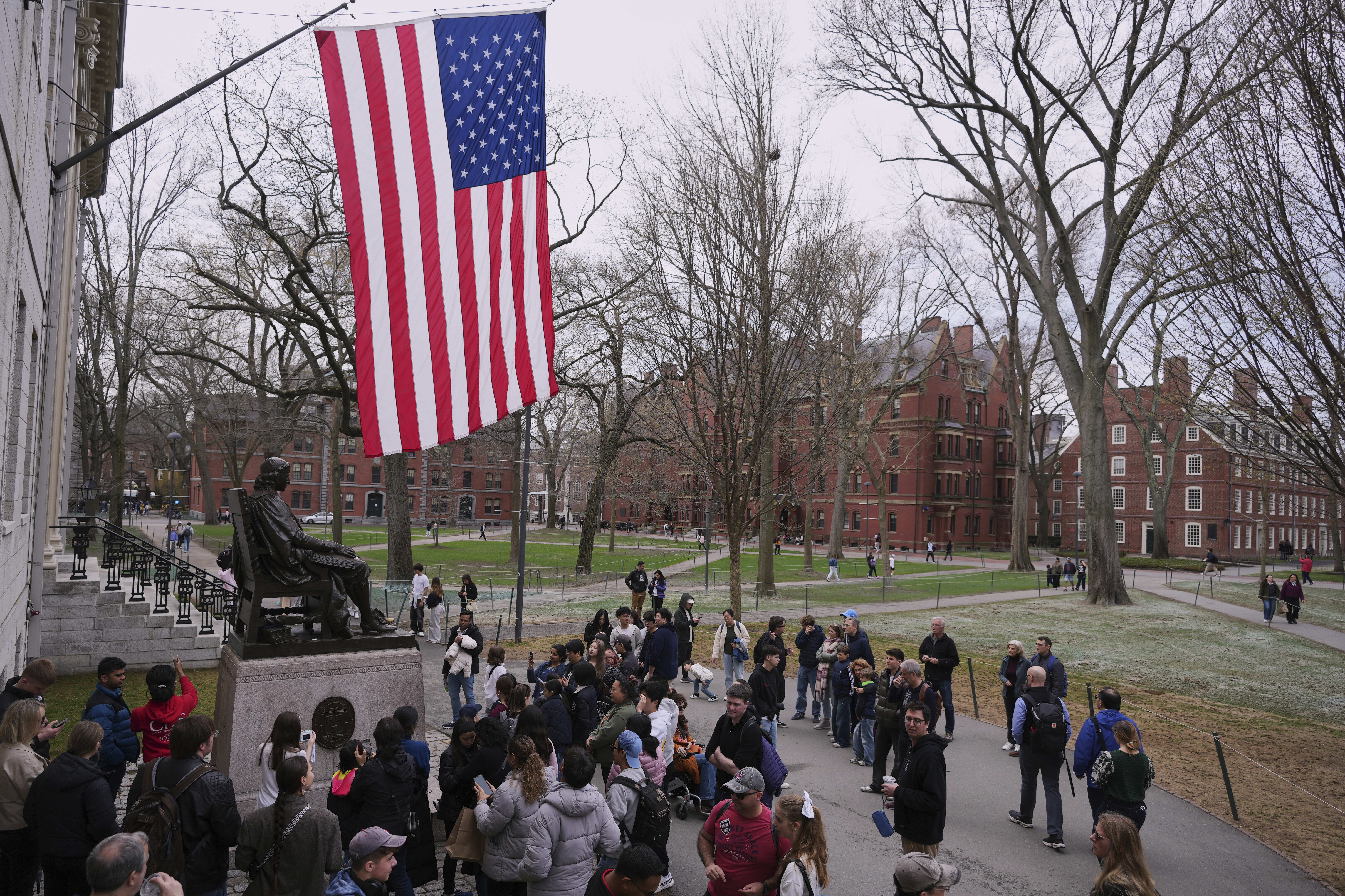 Trump considera retirar otros $3,000 millones de dólares en subvenciones a universidad de Harvard