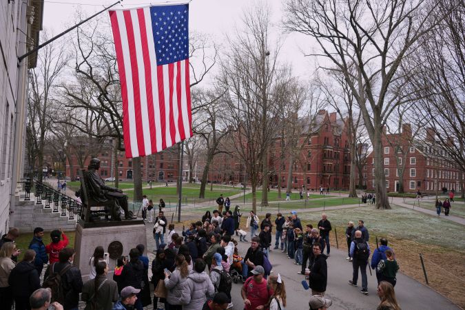 Trump considera retirar otros $3,000 millones de dólares en subvenciones a universidad de Harvard