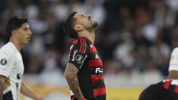 De Arrascaeta of Brazil's Flamengo reacts after missing an opportunity to score during a Copa Libertadores Group C soccer match against Ecuador's Liga Deportiva Universitaria at Rodrigo Paz Delgado stadium in Quito, Ecuador, Tuesday, April 22, 2025. (AP Photo/Dolores Ochoa)