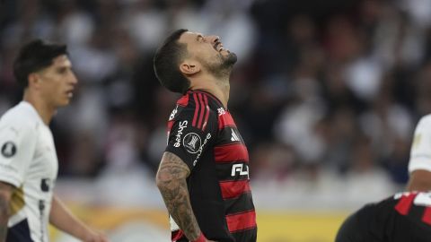 De Arrascaeta of Brazil's Flamengo reacts after missing an opportunity to score during a Copa Libertadores Group C soccer match against Ecuador's Liga Deportiva Universitaria at Rodrigo Paz Delgado stadium in Quito, Ecuador, Tuesday, April 22, 2025. (AP Photo/Dolores Ochoa)