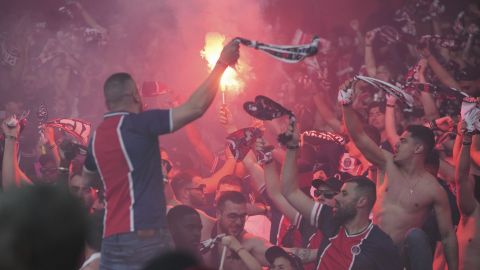 Hinchas del París Saint-Germain celebran un gol de su equipo.