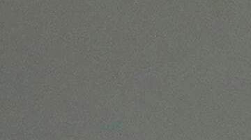 Trump muestra la orden que crea la Comisión de Libertad Religiosa durante un evento en los jardines de la Casa Blanca.