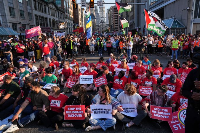 Manifestantes bloquearon una calle en Filadelfia para protestar contra el gobierno de Trump el 1 de Mayo.