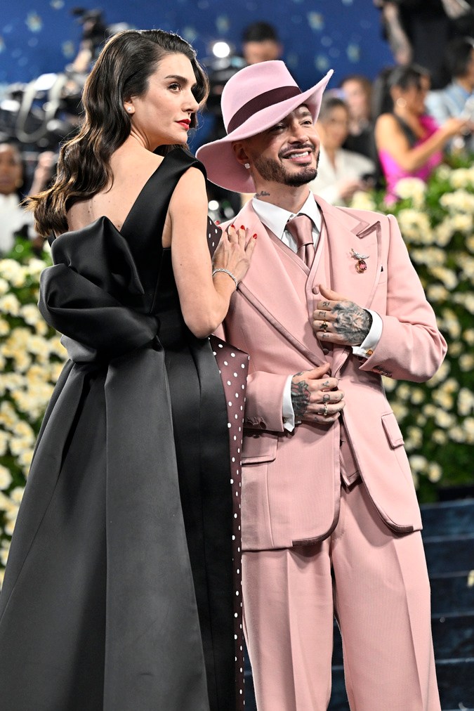 Valentina Ferrer, izquierda, y J Balvin asisten a la gala benéfica del Instituto del Vestido del Museo Metropolitano de Arte en celebración de la inauguración de la exposición "Superfine: Tailoring Black Style", el lunes 5 de mayo de 2025, en Nueva York. (Foto: Evan Agostini/Invision/AP)