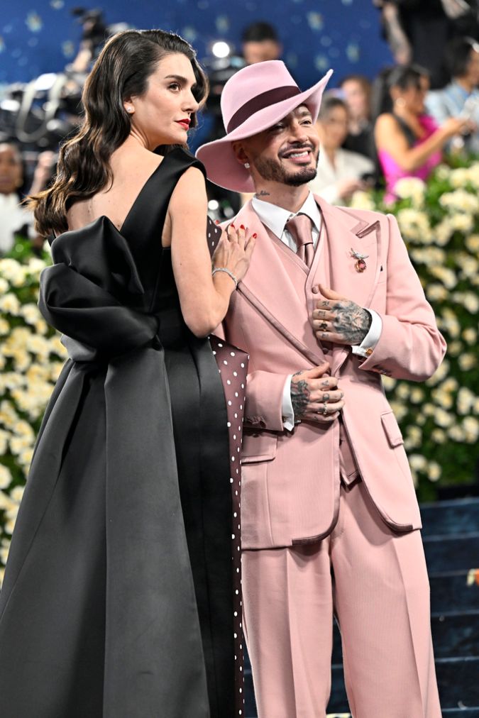 Valentina Ferrer, izquierda, y J Balvin asisten a la gala benéfica del Instituto del Vestido del Museo Metropolitano de Arte en celebración de la inauguración de la exposición "Superfine: Tailoring Black Style", el lunes 5 de mayo de 2025, en Nueva York. (Foto: Evan Agostini/Invision/AP)