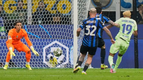 Barcelona's Lamine Yamal, right, attempts a shot at goal in front of Inter Milan's goalkeeper Yann Sommer, left, and Inter Milan's Federico Dimarco during the Champions League semifinal second leg soccer match between Inter Milan and Barcelona at San Siro stadium in Milan , Italy, Tuesday, May 6, 2025. (AP Photo/Luca Bruno)