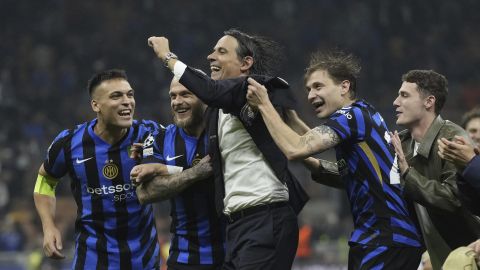 Inter Milan's head coach Simone Inzaghi celebrates with his players at the end of the Champions League semifinal second leg soccer match between Inter Milan and Barcelona at San Siro stadium in Milan , Italy, Tuesday, May 6, 2025. (AP Photo/Luca Bruno)