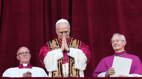 El cardenal Robert Prevost aparece en la logia central de la Basílica de San Pedro tras ser elegido como Papa 267.