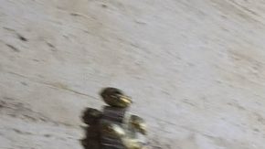 El recién elegido papa León XIV saluda a los fieles reunidos en la Plaza de San Pedro.