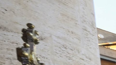 El recién elegido papa León XIV saluda a los fieles reunidos en la Plaza de San Pedro.