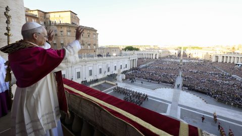 El recién elegido papa León XIV saluda a los fieles reunidos en la Plaza de San Pedro.