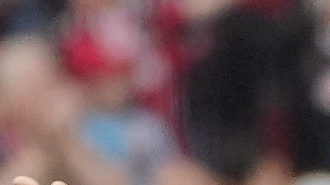 Xabi Alonso sostiene el trofeo de la Bundesliga que ganó la campaña pasada.