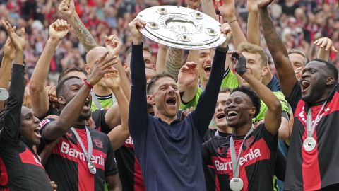 Xabi Alonso sostiene el trofeo de la Bundesliga que ganó la campaña pasada.