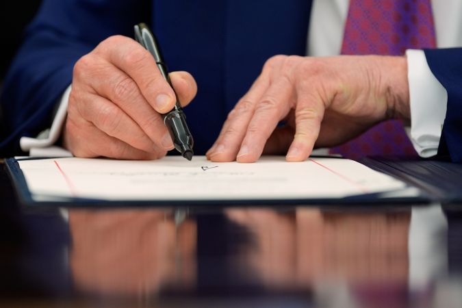 Trump firma orden ejecutiva para reducir el precio de medicamentos con receta