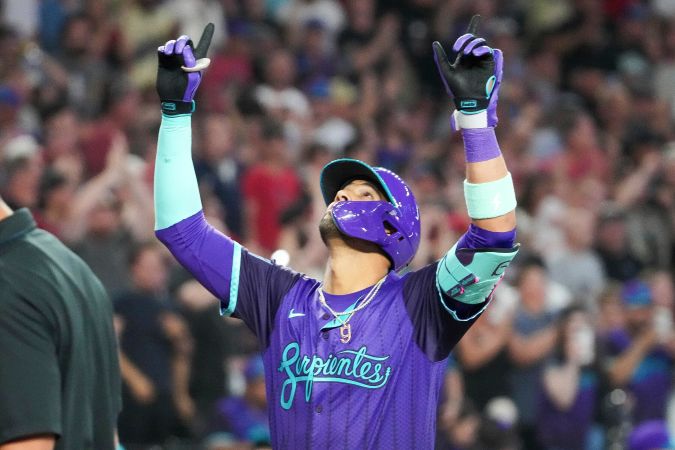Lourdes Gurriel Jr. festeja su jonrón con las bases llenas que le dio a Arizona el empate contra los Dodgers en el quinto inning del partido en Phoenix. Sin embargo, Los Ángeles se llevó el triunfo.