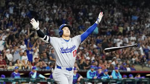 Shohei Ohtani celebra inmediatamente después de conectar un jonrón de tres carreras en la novena entrada para darle a los Dodgers un emocionante triunfo de 14-11 sobre los Diamondbacks de Arizona.