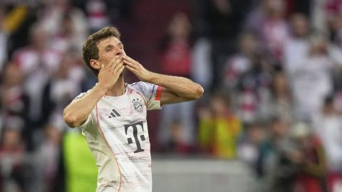 Bayern's Thomas Mueller greets supporters after being substituted during the German Bundesliga soccer match between FC Bayern Munich and Borussia Moenchengladbach in Munich, Germany, Saturday, May 10, 2025. (AP Photo/Matthias Schrader)
