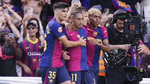 Gerard Martín, Raphinha y Lamine Yamal celebran un gol del FC Barcelona.