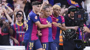 Gerard Martín, Raphinha y Lamine Yamal celebran un gol del FC Barcelona.