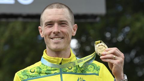 Rohan Dennis muestra una de sus preseas de oro.