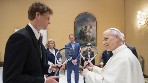 Jannik Sinner (izquierda) saluda al papa León XIV durante una reunión en el Vaticano, el miércoles 14 de mayo de 2025. (Vatican Media vía AP)