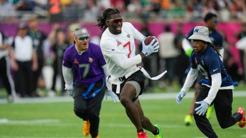 FILE - AFC wide receiver Brian Thomas Jr. (7), of the Jacksonville Jaguars, runs away from NFC return specialist KaVontae Turpin, of the Dallas Cowboys, right, during the flag football event at the NFL Pro Bowl, Sunday, Feb. 2, 2025, in Orlando. (AP Photo/Chris O'Meara, File)