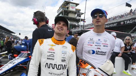 El piloto mexicanoPato O'Ward, acompañado por Graham Rahal, sonríe durante las clasificaciones para las 500 millas de Indianapolis.