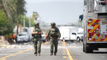 Alguaciles en el sitio de la explosión de un coche cerca de una clínica de fertilidad en Palm Springs, California.