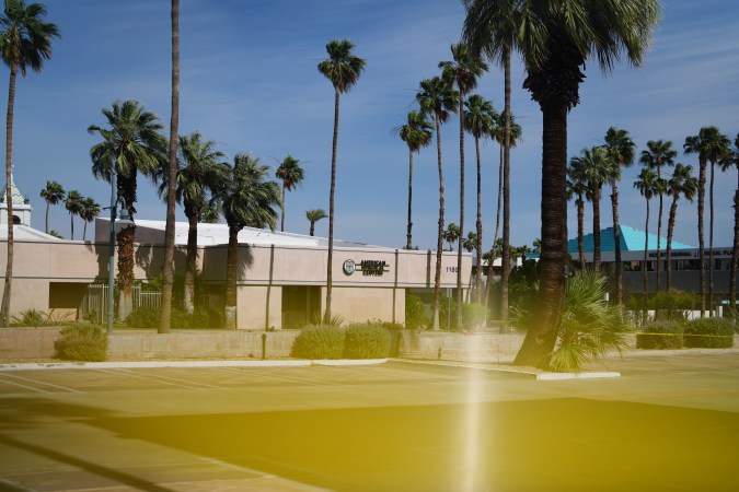 Parte del lugar de una explosión se ve a través de una cinta policial el sábado 17 de mayo de 2025 en Palm Springs, California.