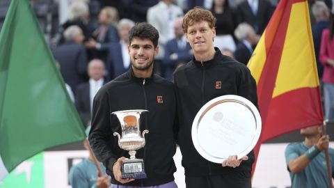 Carlos Alcaraz posa con su trofeo junto a Jannik Sinner.