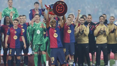 Lamine Yamal con la Copa del Rey.