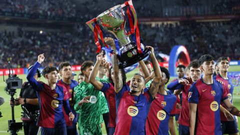 Jugadores del FC Barcelona celebran el título de liga.