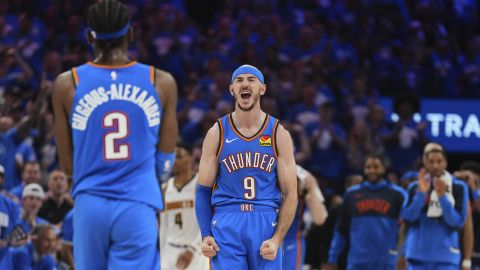 Shai Gilgeous-Alexander (2), Alex Caruso (9) y el banquillo del Thunder de Oklahoma City celebran al final de la segunda mitad del Juego 7 de las semifinales de la Conferencia Oeste de los playoffs de baloncesto de la NBA contra los Nuggets de Denver, el domingo 18 de mayo de 2025, en Oklahoma City. (AP Foto/Kyle Phillips)