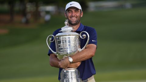 Scottie Scheffler sostiene la Copa Wanamaker.