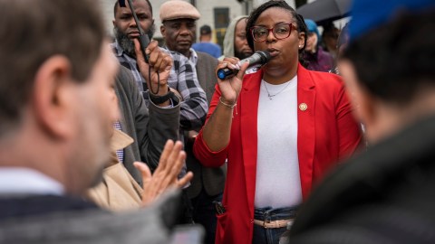 La representante LaMonica en una protesta en un centro de detención de ICE.