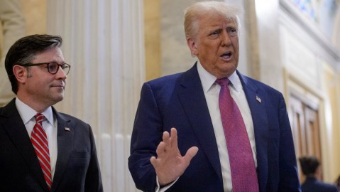 El presidente de la Cámara, Mike Johnson, y el presidente Donald Trump.