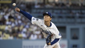 Yoshinobu Yamamoto en acción durante el juego contra Arizona. El as japonés tuvo una actuación brillante para continuar siendo uno de los mejores pitchers de la temporada en las Ligas Mayores.