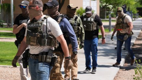 ICE y HSI entran a un corte de inmigración para detener indocumentados.