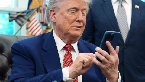 Trump considera retirar otros $3,000 millones de dólares en subvenciones a universidad de Harvard