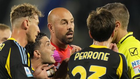 Como's goalkeeper Pepe Reina, centre, reacts after receiving a red card during the Serie A soccer match between Como and Inter Milan at the Sinigaglia stadium in Como, Italy, Friday, May 23, 2025. (AP Photo/Luca Bruno)