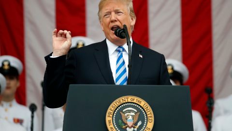 El acuerdo se da dos días después de que Trump amenazara con imponer a las importaciones de UE un gravamen del 50%.