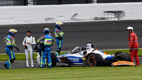 Kyle Larson después de golpear el muro en las 500 MIllas de Indianápolis.