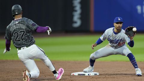 New York Mets' Mark Vientos (27), left, can't beat the throw to Los Angeles Dodgers shortstop Mookie Betts at second base during the third inning of a baseball game, Sunday, May 25, 2025, in New York. (AP Photo/Seth Wenig)