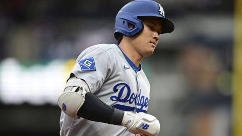 Shohei Ohtani, de los Dodgers de Los Ángeles, recorre las bases tras conectar un jonrón de dos carreras ante Tanner Bibee, de los Guardianes de Cleveland, en el juego del martes 27 de mayo de 2025 (AP Foto/David Dermer)