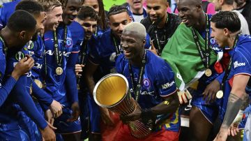 Moisés Caicedo levantó el trofeo.