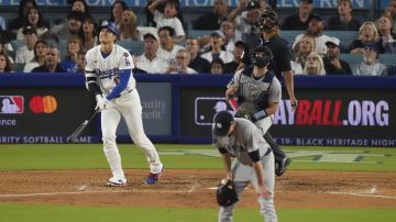 Shohei Ohtani conecta su segundo jonrón del partido para decepción del pitcher Max Fried, as de los Yankees. El japonés llegó a 22 jonrones en el triunfo de los Dodgers.