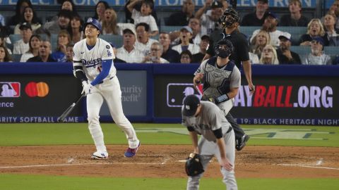 Shohei Ohtani conecta su segundo jonrón del partido para decepción del pitcher Max Fried, as de los Yankees. El japonés llegó a 22 jonrones en el triunfo de los Dodgers.