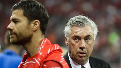 Carlo Ancelotti junto a Xabi Alonso.